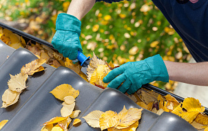Уборка листвы и веток с крыш